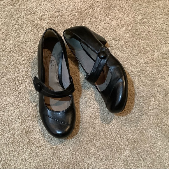 Comfortable black Life Stride Soft System Mary Jane’s with small heel size 7 - Picture 5 of 8